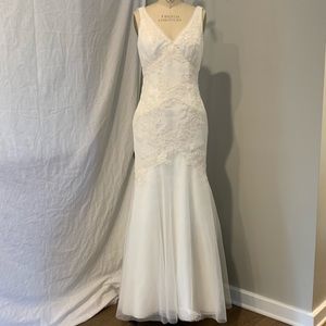 Ivory Mermaid Style Wedding Dress w Lace Detailing